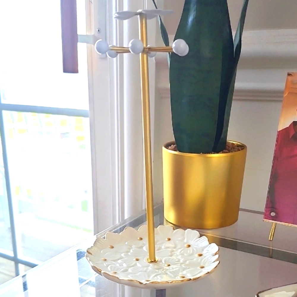 Gold and White Jewelry Stand, NWT🎉💛🤍